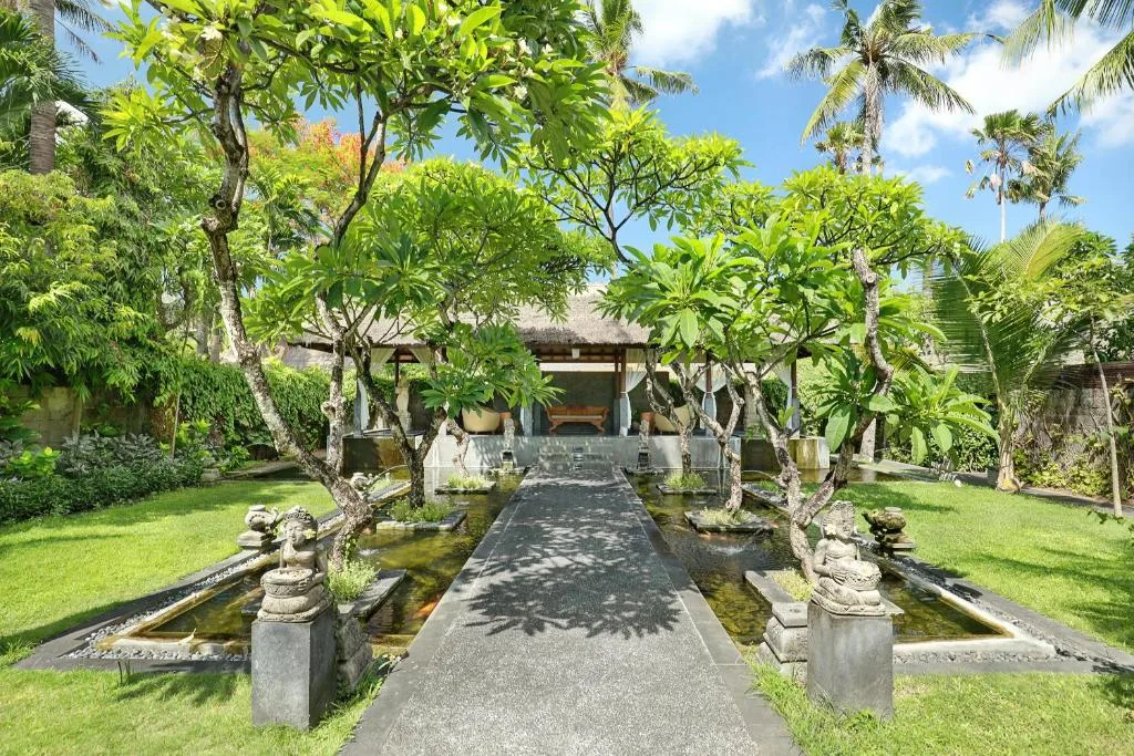 Legian Beach Hotel: another view